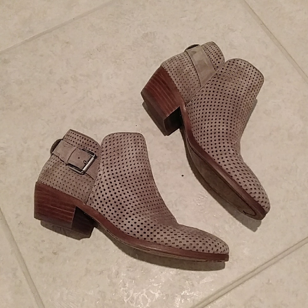 Sam Edelman tan perforated bootie. Size 6.